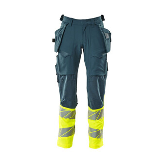 MASCOT® Accel. Safe Hose mit Hängetaschen, ULTIMATE STRETCH Hose, Der Stretchstoff ist in alle Richtungen elastisch und bietet eine unübertroffene Bewegungsfreiheit, wo nichts spannt oder stört, Der multifunktionelle Stretchstoff kombiniert ein niedriges Gewicht mit sehr hoher Strapazierfähigkeit und ist darüber hinaus wasserabweisend, Hängetaschen mit Kevlar® und CORDURA®-Gewebe Verstärkungen, Abnehmbare Hängetaschen, Effektive Belüftung am Bein durch Reißverschluss am Oberschenkel, Zollstocktasche mit Kevlar®-Verstärkungen - besonders widerstandsfähig gegen spitze und scharfe Gegenstände, Knietaschen aus in zwei Richtungen dehnbarem CORDURA®, die zusätzliche Bewegungsfreiheit beim Knien bieten, Die Knietaschen sind höhenverstellbar, so dass der Knieschutz optimal an den Knien platziert ist, Zertifiziert für die Verwendung zusammen mit dem MASCOT-Kniepolstertyp SHORT oder LONG, da die Kniepolstertasche höhenverstellbar ist