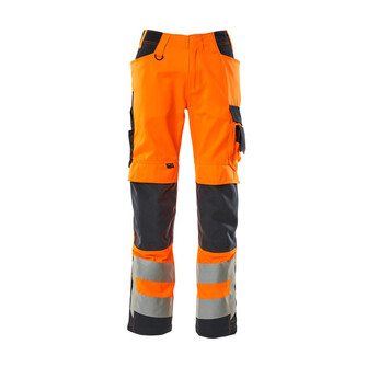 MASCOT® Safe Supreme Hose mit Knietaschen Hose, Strapazierfähige, dreifache Kappnähte an den Beinen und im Schritt verlängern die Lebensdauer des Produktes, Einfaches Verlängern der Hose um 3cm, durch auftrennen der roten Naht auf der Innenseite, Knietaschen aus strapazierfähigem CORDURA®-Gewebe, Eingriff zum Knieschutz von oben – mit Klettverschluss an der äußeren Kante der Patteinnenseite, um das Hängenbleiben an Hebeln oä zu vermeiden, Ergonomisch geschnittene Hosenbeine, die nach den natürlichen Bewegungen des Körpers geformt wurden, Das Produkt ist für Industriewäsche geeignet, Leichte und starke Stoffqualität mit Ripstop Ripstop ist eine besonders reißfeste Webung, die dafür sorgt, dass der Stoff lange hält, Zertifiziert für die Verwendung zusammen mit dem MASCOT-Kniepolstertyp SHORT oder LONG, da die Kniepolstertasche höhenverstellbar ist.