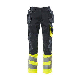 MASCOT® Safe Supreme Hose mit Hängetaschen Hose, Strapazierfähige, dreifache Kappnähte an den Beinen und im Schritt verlängern die Lebensdauer des Produktes, Die Oberflächenbehandlung macht das Produkt schmutzabweisend und sorgt für hohe Sichtbarkeit, Hängetaschen aus CORDURA®-Gewebe mit extra Taschen für Werkzeug, Mit CORDURA®-Gewebe verstärkte Knietaschen, Eingriff zum Knieschutz von oben und Patte, damit sich kein Schmutz sammelt, Einfaches Verlängern der Hose um 3cm, durch auftrennen der roten Naht auf der Innenseite, Der dunkle Stoff ist dort platziert, wo das Produkt am häufigsten Schmutz ausgesetzt wird, Das Produkt ist für Industriewäsche geeignet, Zertifiziert für die Verwendung zusammen mit dem MASCOT-Kniepolstertyp SHORT oder LONG, da die Kniepolstertasche höhenverstellbar ist