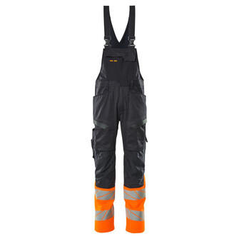 MASCOT® Accel. Safe Latzhose, Knietaschen, Stretch-Einsätze Latzhose, Leichte und starke Stoffqualität mit Ripstop Ripstop ist eine besonders reißfeste Webung, die dafür sorgt, dass der Stoff lange hält, Das Produkt ist eine Kombination aus festem Stoff und Stretchgewebe Das Stretchgewebe befindet sich dort, wo zusätzliche Bewegungsfreiheit erforderlich ist, Ergonomisch geschnittene Hosenbeine, die nach den natürlichen Bewegungen des Körpers geformt wurden, Die Knietaschen aus strapazierfähigem CORDURA®-Gewebe sind regulierbar, so dass der Knieschutz immer optimal platziert ist, Standardmäßig in drei verschiedenen Schrittlängen erhältlich, für die individuell beste Passform und die am besten platzierten Details, Zertifiziert für die Verwendung zusammen mit dem MASCOT-Kniepolstertyp SHORT oder LONG, da die Kniepolstertasche höhenverstellbar ist , Das Produkt ist für Industriewäsche geeignet