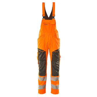 MASCOT® Accel. Safe Latzhose, Knietaschen, Stretch-Einsätze Latzhose, Leichte und starke Stoffqualität mit Ripstop Ripstop ist eine besonders reißfeste Webung, die dafür sorgt, dass der Stoff lange hält, Das Produkt ist eine Kombination aus festem Stoff und Stretchgewebe Das Stretchgewebe befindet sich dort, wo zusätzliche Bewegungsfreiheit erforderlich ist, Ergonomisch geschnittene Hosenbeine, die nach den natürlichen Bewegungen des Körpers geformt wurden, Die Knietaschen aus strapazierfähigem CORDURA®-Gewebe sind regulierbar, so dass der Knieschutz immer optimal platziert ist, Standardmäßig in drei verschiedenen Schrittlängen erhältlich, für die individuell beste Passform und die am besten platzierten Details, Zertifiziert für die Verwendung zusammen mit dem MASCOT-Kniepolstertyp SHORT oder LONG, da die Kniepolstertasche höhenverstellbar ist , Das Produkt ist für Industriewäsche geeignet